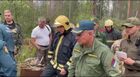 Министр РФ по делам гражданской обороны, чрезвычайным ситуациям и ликвидации последствий стихийных бедствий Евгений Зиничев (на первом плане) после облета пострадавших от природных пожаров территорий региона прибыл в поселок Найстенъярви Суоярвского района, вблизи которого действует природный пожар площадью активного горения в 4,5 га. В Карелии действуют 39 очагов природных пожаров на площади активного горения 31,5 гектара. Максимально возможное качество. Стоп-кадр с видео, предоставленного МЧС РФ. Изображение является раздаточным материалом, предоставлено третьей стороной. Только редакционное использование. Запрет на архивирование, коммерческое использование, рекламную кампанию. Место: Россия, Республика Карелия. Природные пожары в Карелии