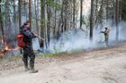 Сотрудники лесоохраны во время работ по ликвидации лесных пожаров рядом с Сямозером в Пряжинском районе Карелии. Место: Россия, Республика Карелия. Автор: Илья Тимин. Природные пожары в Карелии