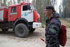 Сотрудник лесоохраны во время работ по ликвидации лесных пожаров рядом с Сямозером в Пряжинском районе Карелии. Место: Россия, Республика Карелия. Автор: Илья Тимин. Природные пожары в Карелии