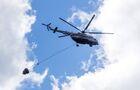 Вертолет МИ-8 во время ликвидации лесных пожаров рядом с Сямозером в Пряжинском районе Карелии. Место: Россия, Республика Карелия. Автор: Илья Тимин. Природные пожары в Карелии