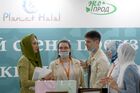 Посетители на Международной выставке RUSSIA HALAL EXPO в рамках ХII Международного экономического саммита "Россия - Исламский мир: KazanSummit 2021" в выставочном центре "Казань Экспо". Место: Россия, Республика Татарстан, Казань. Автор: Максим Богодвид/РИА Новости. XII Международный экономический саммит "Россия – Исламский мир: KazanSummit 2021"