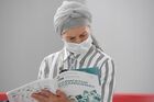 Посетительница на Международной выставке RUSSIA HALAL EXPO в рамках ХII Международного экономического саммита "Россия - Исламский мир: KazanSummit 2021" в выставочном центре "Казань Экспо". Место: Россия, Республика Татарстан, Казань. Автор: Максим Богодвид/РИА Новости. XII Международный экономический саммит "Россия – Исламский мир: KazanSummit 2021"