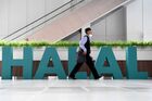 Посетитель на Международной выставке RUSSIA HALAL EXPO в рамках ХII Международного экономического саммита "Россия - Исламский мир: KazanSummit 2021" в выставочном центре "Казань Экспо". Место: Россия, Республика Татарстан, Казань. Автор: Максим Богодвид/РИА Новости. XII Международный экономический саммит "Россия – Исламский мир: KazanSummit 2021"