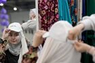 Мастер-класс по головным уборам на Международной выставке RUSSIA HALAL EXPO в рамках ХII Международного экономического саммита "Россия - Исламский мир: KazanSummit 2021" в выставочном центре "Казань Экспо". Место: Россия, Республика Татарстан, Казань. Автор: Максим Богодвид/РИА Новости. XII Международный экономический саммит "Россия – Исламский мир: KazanSummit 2021"