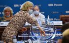 Во время жеребьевки по распределению бесплатных печатных площадей между политическими партиями для участия в предвыборной агитации на выборах депутатов Государственной Думы РФ. Выборы депутатов Государственной думы РФ VIII созыва пройдут в России с 17 по 19 сентября с завершением в единый день голосования 19 сентября 2021 года. Место: Россия, Москва. Автор: Алексей Куденко/РИА Новости. Жеребьевка по распределению бесплатных печатных площадей для предвыборной агитации