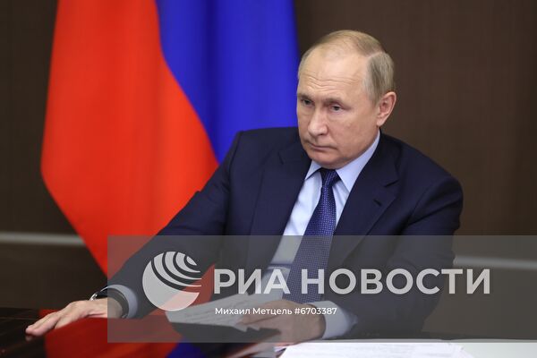 Президент РФ В. Путин провел совещание с членами правительства РФ