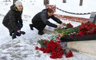 Цветы в память по погибшим в шахте "Листвяжная"