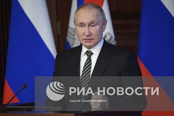 Президент РФ В. Путин провел расширенное заседание коллегии Минобороны РФ