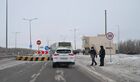 Сотрудники полиции дежурят на одной из улиц в Нур-Султане. Массовые протесты в Казахстане начались в первые дни 2022 года. Тогда жители городов Жанаозен и Актау на западе страны выступили против двукратного роста цен на сжиженный газ, затем протесты распространились на другие города. До 19 января на всей территории Казахстана введен режим ЧП. Место: Казахстан, Нур-Султан. Автор: Абзал Калиев/Sputnik/РИА Новости. Ситуация в Казахстане на фоне протестов