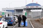 Пункт пропуска "Ак-Жол" на границе Киргизии с Казахстаном. В Казахстане прошли акции протеста против повышения цен на сжиженный газ, переросшие в беспорядки. Казахстан ввел временные ограничения в работе нескольких пунктов пропуска на киргизско-казахстанском участке государственной границы. Место: Киргизия, Чуйская область. Автор: Илья Питалев/РИА Новости. Ситуация на киргизско-казахской границе