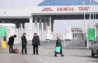Пункт пропуска "Ак-Жол" на границе Киргизии с Казахстаном. В Казахстане прошли акции протеста против повышения цен на сжиженный газ, переросшие в беспорядки. Казахстан ввел временные ограничения в работе нескольких пунктов пропуска на киргизско-казахстанском участке государственной границы. Место: Киргизия, Чуйская область. Автор: Илья Питалев/РИА Новости. Ситуация на киргизско-казахской границе