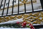 Цветы в память о погибших в массовых беспорядках у посольства Казахстана в Москве