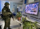 Военнослужащий из состава российского контингента миротворческих сил ОДКБ (Организация Договора о коллективной безопасности), охраняющий офис АО "Казахтелеком" в Алма-Ате. В Казахстане прошли массовые акции протестов, вызванные ростом цен на сжиженный нефтяной газ, которые потом переросли в беспорядки и погромы. Изображение является раздаточным материалом, предоставлено третьей стороной. Только редакционное использование. Запрет на архивирование, коммерческое использование, рекламную кампанию. Место: Казахстан, Алма-Ата. Работа миротворцев ОДКБ в Казахстане