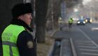 Сотрудник полиции на одной из улиц в Алма-Ате. В Казахстане прошли массовые акции протестов, вызванные ростом цен на сжиженный нефтяной газ, которые потом переросли в беспорядки и погромы. 5 января правительство ушло в отставку, на территории страны введен режим ЧП, в Казахстан направлены миротворческие силы ОДКБ. Место: Казахстан, Алма-Ата. Автор: Василий Крестьянинов/РИА Новости. Ситуация в Алма-Ате