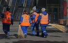 Сотрудники коммунальной службы на одной из улиц в Алма-Ате. В Казахстане прошли массовые акции протестов, вызванные ростом цен на сжиженный нефтяной газ, которые потом переросли в беспорядки и погромы. 5 января правительство ушло в отставку, на территории страны введен режим ЧП, в Казахстан направлены миротворческие силы ОДКБ. Место: Казахстан, Алма-Ата. Автор: Василий Крестьянинов/РИА Новости. Ситуация в Алма-Ате