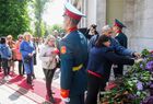 Люди возлагают цветы на торжественной церемонии присвоения имени Героя России Нурмагомеда Гаджимагомедова площади Конституции в Донецке. Гвардии старший лейтенант Нурмагомед Гаджимагомедов, командир роты 247-го гвардейского десантно-штурмового Кавказского казачьего полка ВДВ, геройски погиб 24 февраля в ходе специальной военной операции на Украине. Третьего марта 2022 года указом президента России Нурмагомеду присвоено звание Героя России. Место: Донецкая народная республика, Донецк. Автор: Алексей Куденко/РИА Новости. Площадь в Донецке названа в честь Героя России Н. Гаджимагомедова