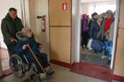 Жители города Рубежное стоят в очереди на прием к врачу. Врачи Луганской республиканской клинической больницы организовали выездную поликлинику в г. Рубежное с целью осуществления медицинского консультативного обслуживания. Впервые с начала спецоперации в Рубежное прибыла новая бригада врачей. Место: Луганская народная республика, Рубежное. Автор: Александр Гальперин/РИА Новости. В Рубежное прибыла новая бригада врачей