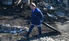 Женщина разбирает завалы сгоревшего дома в деревне Лакино Большемуртинского района Красноярского края, где в результате крупного пожара во время штормового ветра сгорело более 40 жилых домов. Всего, по официальным данным, в Красноярском крае 7 мая сгорело 827 строений, в том числе 518 жилых домов в 60 населённых пунктах, погибли 8 человек. Место: Россия, Красноярский край. Автор: Илья Наймушин/РИА Новости. Последствия природных пожаров в Красноярском крае