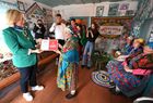 Заместитель министра экономического развития Забайкальского края Юлия Иванова (слева) награждает участниц фольклорного коллектива, занявшего второе место в номинации "Хранители времени" Национальной туристической премии "Маршрут построен", в селе Новосалия Забайкальского края. Коллектив организовал тур выходного дня "К семейским в гости", в котором туристы знакомятся с бытом и культурой малой народности семейских.
Место: Россия, Забайкальский край. Автор: Евгений Епанчинцев/РИА Новости. Фольклорный коллектив семейских в Забайкалье