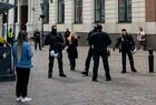 Сотрудники полиции стоят в оцеплении на несанкционированном митинге против сноса памятника советским воинам-освободителям Советской Латвии от немецко-фашистских захватчиков в Риге. 13 мая Рижская дума одобрила снос памятника советским воинам в парке Победы. Место: Латвия, Рига. Автор: Стрингер/РИА Новости. В Риге запретили митинг против сноса памятника Освободителям