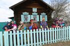 Участницы фольклорного коллектива, представляющего малую народность семейских, в селе Новосалия Забайкальского края. Коллектив организовал тур выходного дня "К семейским в гости", в котором туристы знакомятся с бытом и культурой старообрядцев. Место: Россия, Забайкальский край. Автор: Евгений Епанчинцев/РИА Новости. Фольклорный коллектив семейских в Забайкалье