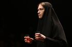 Актриса Татьяна Циренина в роли Херувимы в спектакле "Ангелы вышли покурить" по пьесе драматурга Олега Маслова в постановке Иосифа Райхельгауза на сцене Московского театра "Школа современной пьесы". Место: Россия, Москва. Автор: Владимир Федоренко/РИА Новости. Спектакль "Ангелы вышли покурить" в Московском театре "Школа современной пьесы"