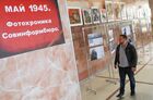 Фотовыставка "Май 1945-го" в Луганском краеведческом музее. Фотовыставка создана медиагруппой "Россия сегодня" на основе фотографий корреспондентов "Совинформбюро", снятых в мае 1945 года в Германии и СССР. Выставка включает в себя элементы дополненной реальности, а с помощью мобильного приложения РИА.Lab можно услышать истории людей, прошедших через войну и встретивших День Победы. Место: Луганская народная республика, Луганск. Автор: Александр Гальперин/РИА Новости. Фотовыставка "Май 1945-го" из архивов медиагруппы "Россия сегодня" в Луганске