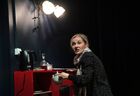 Актриса Ирина Линдт в роли Нины, жены Паши в спектакле "Ангелы вышли покурить" по пьесе драматурга Олега Маслова в постановке Иосифа Райхельгауза на сцене Московского театра "Школа современной пьесы". Место: Россия, Москва. Автор: Владимир Федоренко/РИА Новости. Спектакль "Ангелы вышли покурить" в Московском театре "Школа современной пьесы"