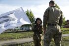 Восьмилетний мальчик Алеша Павличенко общается с российским военнослужащим в селе Веселая Лопань в Белгородской области. В течении двух месяцев мальчик каждый день одевается в военную форму и выходит на дорогу приветствовать военных. Место: Россия, Белгородская область. Автор: Таисия Лисковец/РИА Новости. Мальчик Алеша два месяца встречает российских военных в Белгородской области
