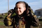 Восьмилетний мальчик Алеша Павличенко из села Веселая Лопань в Белгородской области. В течении двух месяцев мальчик каждый день одевается в военную форму и выходит на дорогу приветствовать военных. Место: Россия, Белгородская область. Автор: Таисия Лисковец/РИА Новости. Мальчик Алеша два месяца встречает российских военных в Белгородской области