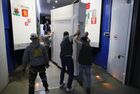 Выгрузка ящиков с картинами русских авангардистов, возвращенными в Россию из Сеула. В Сеуле с 31 декабря 2021 по 17 апреля 2022 проходила выставка "Кандинский, Малевич и русский авангард: революционное искусство", организованная при содействии Екатеринбургского музея изобразительных искусств, Нижегородского художественного музея, Красноярского художественного музея имени Сурикова и Приморской картинной галереи. На выставке было представлено 75 картин. После окончания выставки картины временно не могли покинуть Южную Корею из-за отсутствия подходящих по условиям авиарейсов. Место: Россия, Москва. Автор: Антон Денисов/РИА Новости. Картины русских авангардистов вернулись в Россию из Сеула