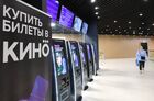 Кассы самообслуживания в кинотеатре "Синема парк" в торговом центре "Европейский" в Москве. Генеральный директор киносети "Формула кино/Синема парк" Алексей Васясин заявил о проведении переговоров с владельцами торговых центров о возможном прекращении партнерства. Место: Россия, Москва. Автор: Кирилл Каллиников/РИА Новости. Кинозалы сети "Формула кино/Синема парк" могут закрыться в торговых центрах