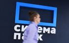 Сотрудница кинотеатра "Синема парк" в торговом центре "Европейский" в Москве. Генеральный директор киносети "Формула кино/Синема парк" Алексей Васясин заявил о проведении переговоров с владельцами торговых центров о возможном прекращении партнерства. Место: Россия, Москва. Автор: Кирилл Каллиников/РИА Новости. Кинозалы сети "Формула кино/Синема парк" могут закрыться в торговых центрах