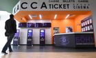Мужчина у кассы кинотеатра "Формула кино" в торговом центре "Фестиваль" в Москве. Генеральный директор киносети "Формула кино/Синема парк" Алексей Васясин заявил о проведении переговоров с владельцами торговых центров о возможном прекращении партнерства. Место: Россия, Москва. Автор: Кирилл Каллиников/РИА Новости. Кинозалы сети "Формула кино/Синема парк" могут закрыться в торговых центрах