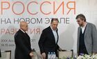 Министр иностранных дел России Сергей Лавров (в центре), научный руководитель, декан факультета мировой экономики и мировой политики НИУ ВШЭ, почетный председатель президиума Совета по внешней и оборонной политике (СВОП) Сергей Караганов и главный редактор журнала "Россия в глобальной политике", председатель президиума Совета по внешней и оборонной политике России Федор Лукьянов на XXX Ассамблее Совета по внешней и оборонной политике. Тема XXX Ассамблеи - "После специальной операции: Россия на новом этапе развития". Место: Россия, Московская область. Автор: Сергей Гунеев. Заседание Совета по внешней и оборонной политике