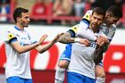 Игроки ФК "Динамо" радуются забитому голу в матче 29-го тура чемпионата России по футболу среди клубов Премьер-лиги между командами ФК "Локомотив" (Москва) и ФК "Динамо" (Москва). Справа на первом плане – автор гола игрок ФК "Динамо" Фёдор Смолов. Место: Россия, Москва. Автор: Павел Бедняков/РИА Новости. Футбол. РПЛ. Матч "Локомотив" - "Динамо"