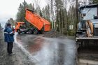Работы по восстановлению дороги после ночного паводкового разлива ручья Кюльмей в Прионежском районе Карелии рядом с озером Лососинное. Подтопление случилось из-за обильного таяния снега и льда, а также за минувшие сутки выпала 1,5-месячная норма осадков. Место: Россия, Республика Карелия. Автор: Илья Тимин. Паводок в Карелии