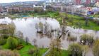 Разлив реки Лососинка в пойме у набережной Гюллинга в центре города Петрозаводска. Подтопление случилось из-за обильного таяния снега и льда, а также за минувшие сутки выпала 1,5-месячная норма осадков. Место: Россия, Республика Карелия, Петрозаводск. Автор: Илья Тимин. Паводок в Карелии