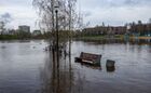 Разлив реки Лососинка в пойме у набережной Гюллинга в центре города Петрозаводска. Подтопление случилось из-за обильного таяния снега и льда, а также за минувшие сутки выпала 1,5-месячная норма осадков. Место: Россия, Республика Карелия, Петрозаводск. Автор: Илья Тимин. Паводок в Карелии