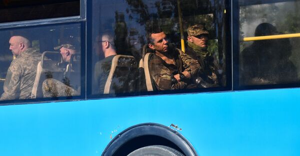 Автобус со сдавшимися в плен украинскими военнослужащими и боевиками националистического батальона "Азов" выезжает с территории завода "Азовсталь" в Мариуполе. НЕДЕЛЯ В ФОТОГРАФИЯХ