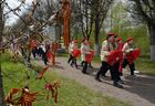 Участники торжественной церемонии повязки красных галстуков у мемориала "Цветок Жизни" в Берёзовой Роще (3-й километр Дороги жизни) в Ленинградской области. Торжественные мероприятия, посвященные 100-летию образования Всесоюзной пионерской организации им В.И.Ленина, проходят во многих городах России. Место: Ленинградская область. Автор: Александр Гальперин/РИА Новости. Празднование 100-летия пионерской организации