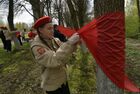 Участники торжественной церемонии символического подвязывания красных галстуков в честь работавших в блокаду детей у мемориала "Цветок Жизни" в Берёзовой Роще (3-й километр Дороги жизни). Торжественные мероприятия, посвященные 100-летию образования Всесоюзной пионерской организации им В.И.Ленина, проходят во многих городах России. Место: Ленинградская область. Автор: Александр Гальперин/РИА Новости. Празднование 100-летия пионерской организации