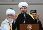 Председатель Совета муфтиев России, председатель Духовного управления мусульман Европейской части России муфтий шейх Равиль Гайнутдин выступает на церемонии закладки первого камня Соборной мечети в честь 1100-летия принятия ислама Волжской Булгарией, которую построят на территории бывшего парка "Кырлай" в Казани. Место: Россия, Казань. Автор: Максим Блинов/РИА Новости. Закладка памятного камня в честь начала строительства Соборной мечети в Казани