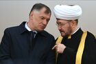 Заместитель председателя правительства РФ Марат Хуснуллин (слева) и председатель Совета муфтиев России, председатель Духовного управления мусульман Европейской части России муфтий шейх Равиль Гайнутди на церемонии закладки первого камня Соборной мечети в честь 1100-летия принятия ислама Волжской Булгарией, которую построят на территории бывшего парка "Кырлай" в Казани. Место: Россия, Казань. Автор: Максим Блинов/РИА Новости. Закладка памятного камня в честь начала строительства Соборной мечети в Казани