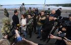 Иностранные журналисты на Каховской ГЭС имени П. С. Непорожнего - шестой ступени каскада Днепровских гидроэлектростанций. ГЭС расположена в 5 км от города Новая Каховка Херсонской области. Место: Украина, Херсонская область. Автор: РИА Новости/РИА Новости. Иностранные журналисты за работой в Херсонской области