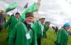 Участники празднования 1100-летия со Дня принятия ислама Волжской Булгарией во время шествия к месту проведения обряда покаяния. Место: Россия, Республика Татарстан, Булгар. Автор: Олег Казанцев/РИА Новости. Празднование 1100-летия со Дня принятия ислама Волжской Булгарией