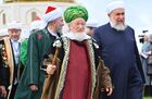 Верховный муфтий России, председатель Центрального духовного управления мусульман России Талгат Таджуддин (в центре) во время празднования 1100-летия со Дня принятия ислама Волжской Булгарией на территории Болгарского государственного историко-архитектурного музея-заповедника. Место: Россия, Республика Татарстан, Булгар. Автор: Олег Казанцев/РИА Новости. Празднование 1100-летия со Дня принятия ислама Волжской Булгарией